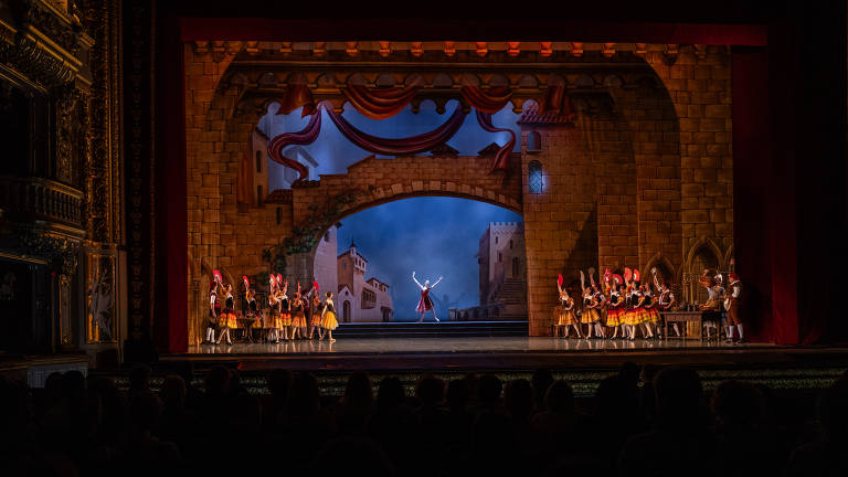 Atores e dançarinos vestidos como personagens da história de Dom Quixote se apresentam na Ópera de Odessa, na Ucrânia; espetáculo acompanhado pela Folha foi interrompido por ataque aéreo