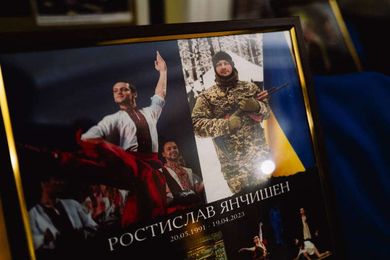 Homenagem ao ator da Ópera de Odessa, Rotislav Yanchisen morto em combate em 2023; segundo os funcionários do local, cerca de metade das performances sofrem interrupção por alertas de ataques russos