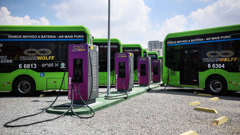 SÃO PAULO, SP, 20.03.2024 - Sistema de carregamento de ônibus elétricos a bateria no pátio da empresa Trawnswolff. (Foto: Zanone Fraissat/Folhapress)
