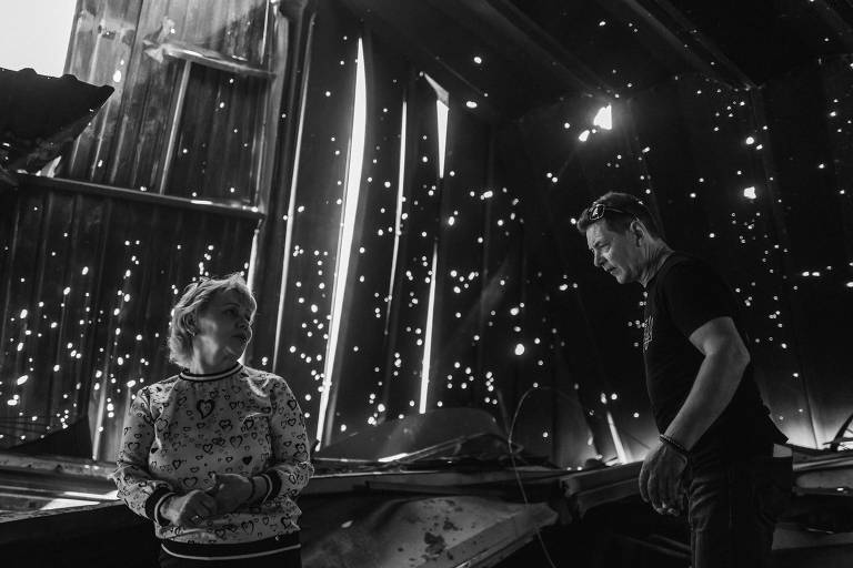 Os empresários Olha e Hennadii em armazém bombardeado no vilarejo de Posad-Pokrovsk