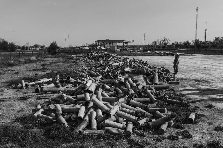 Pilha de carcaças de munição de artilharia à beira da estrada perto da cidade Mikolaiv