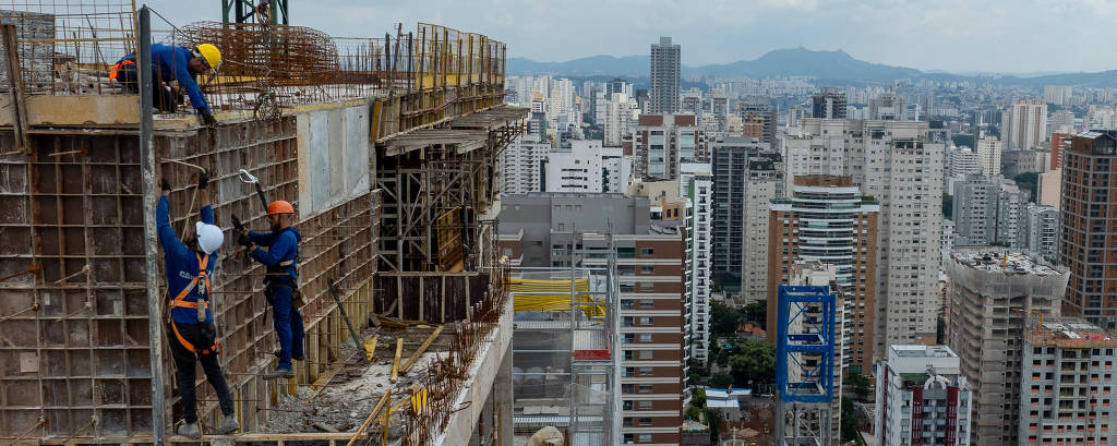 Operários trabalham em topo de prédio em construção no bairro Perdizes, na zona oeste de São Paulo
