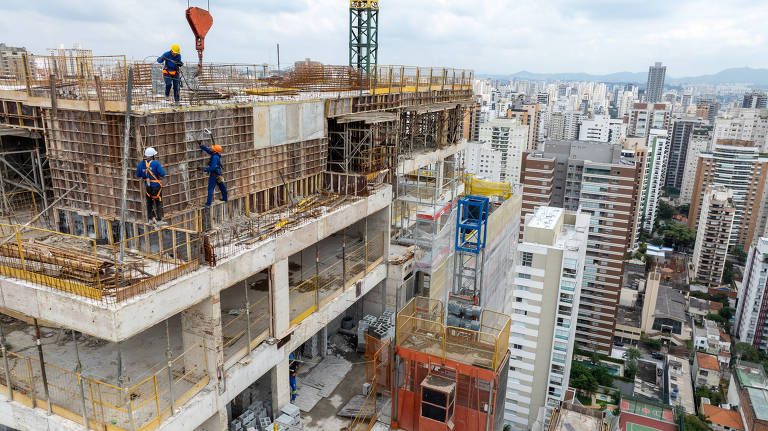 Obras de novos prédios diminuem espaço para pedestres e carros em São Paulo