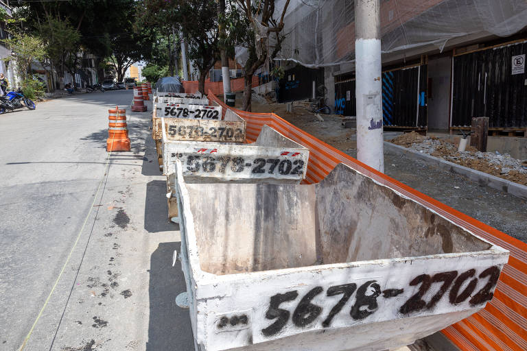 Obras de novos prédios diminuem espaço para pedestres e carros em São Paulo