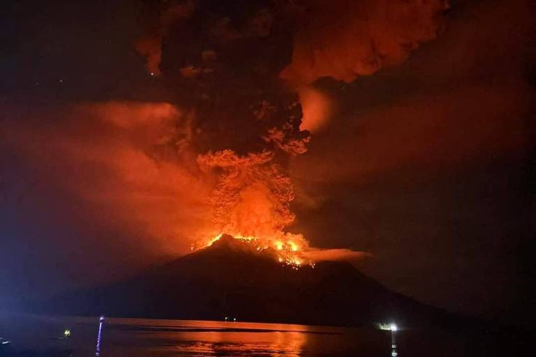 Centenas de pessoas são retiradas após erupção de vulcão na Indonésia