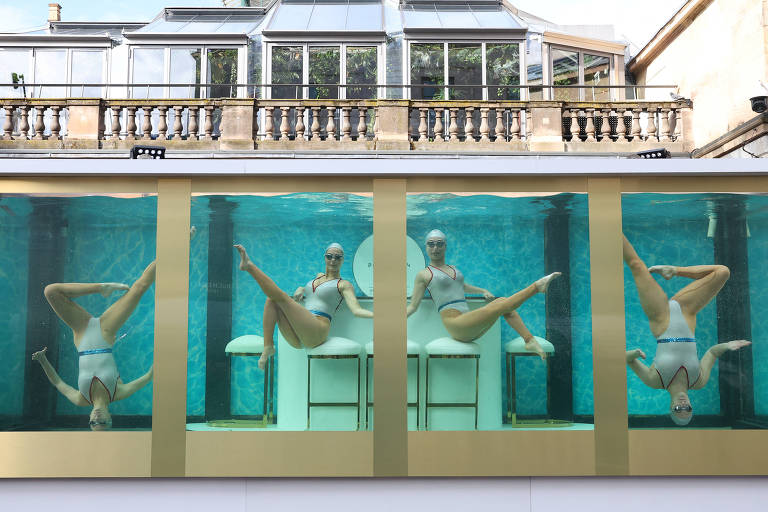 Tanque de vidro permite que quatro mulheres sejam vistas executando coreografia subaquática