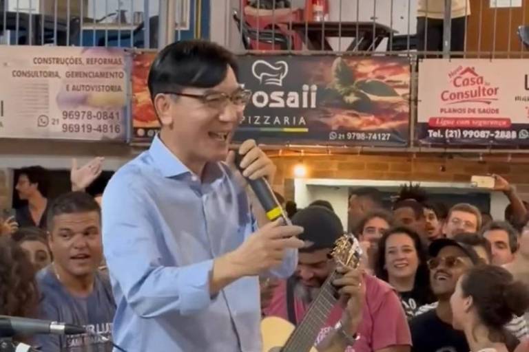 Embaixador coreano Lim Ki-mo solta a voz no Samba do Trabalhador