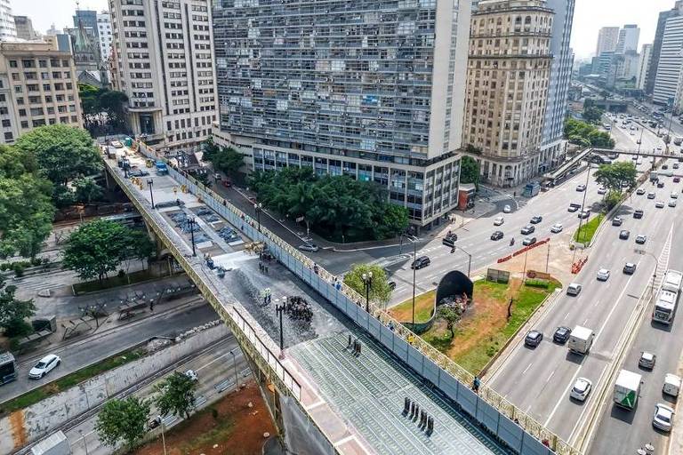 Vista aérea do viaduto Santa Ifigênia, no centro de São Paulo
