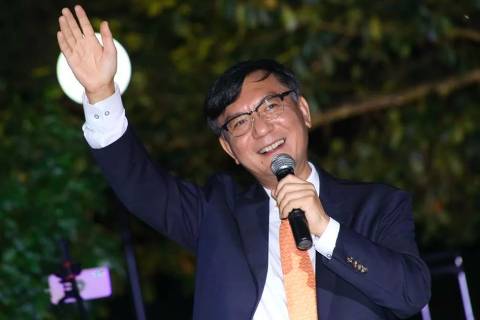 O embaixador da Coreia do Sul no Brasil, Lim Ki-mo, canta durante evento em Brasília