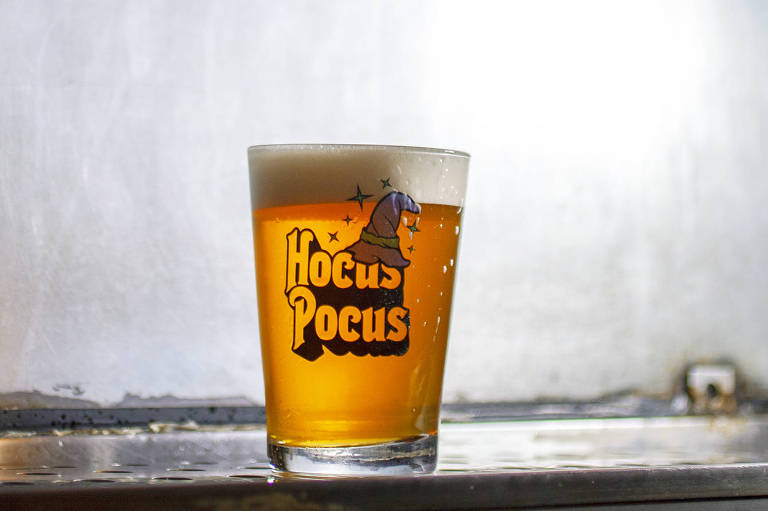Cerveja da Hocus Pocus, com bar no largo da Batata