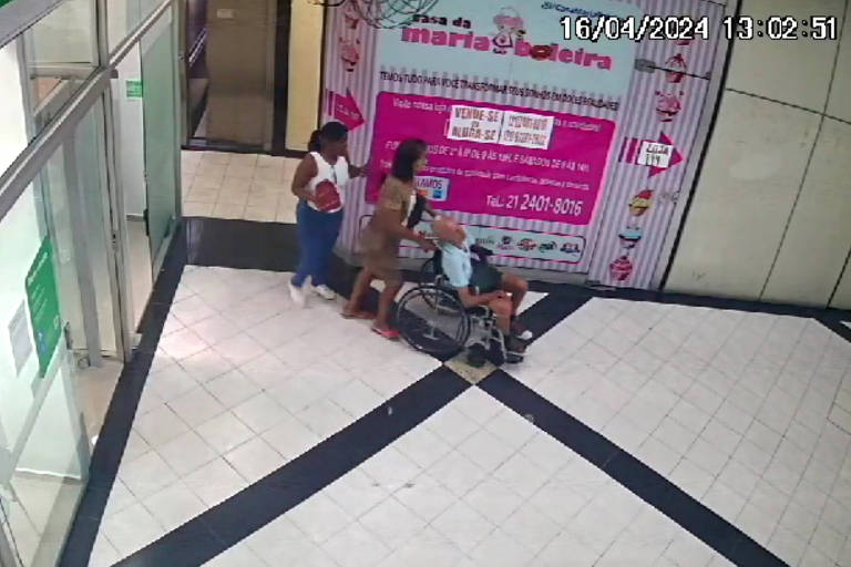 Novos vídeos mostram idoso chegando a shopping e banco em cadeira de rodas e com cabeça tombada