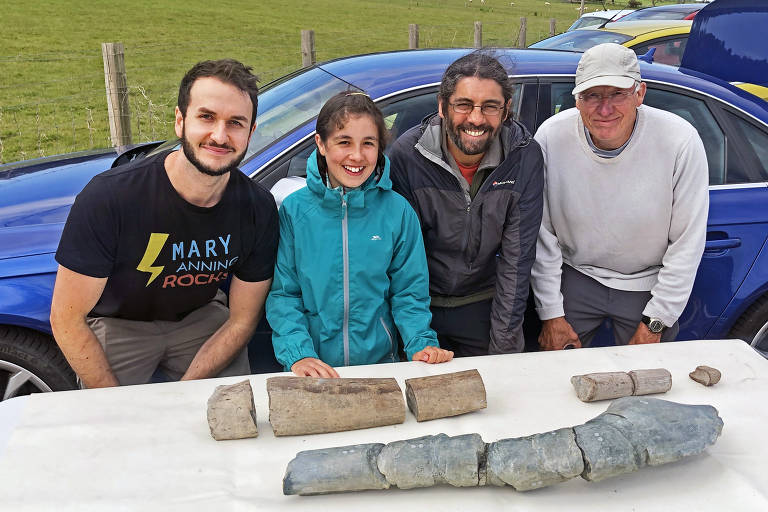 A equipe responsável por encontrar o fóssil, Dean Lomax, pesquisador da Universidade de Manchester, Ruby e Justin Reynolds, pai e filha, que acharam a mandíbula, e o colecionador de fósseis Paul de La Salle, que encontrou um outro vestígio em 2016