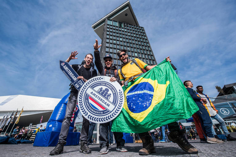 A equipe brasileira que chegou em quinto lugar a Amsterdam, na Holanda, no desafio Red Bull Can You Make It?