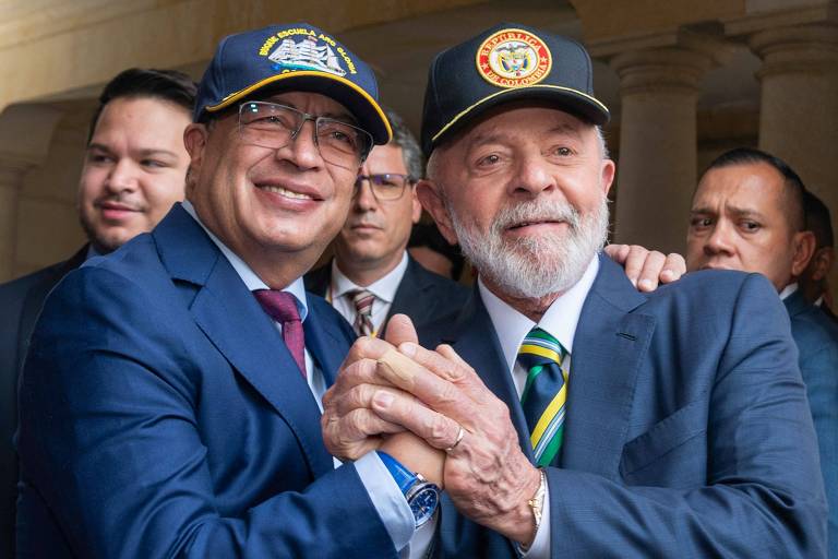 O presidente Luiz Inácio Lula da Silva cumprimento o presidente da Colômbia, Gustavo Petro