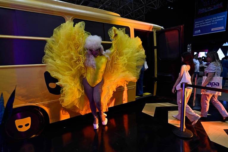 A drag queen Melina Blley protagonizou a ativação do app de relacionamento Grindr no Web Summit Rio 2024. Ela veste amarelo.