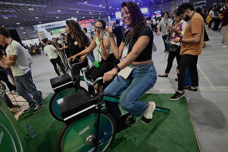 Pessoas em bicicletas ergométricas adaptadas para gerar energia da Vibra