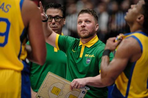 Brazil's head coach Gustavo De Conti (C) talks to players during the FIBA Basketball World Cup group G match between Brazil and Spain at The Indonesia Arena in Jakarta on August 28, 2023. (Photo by Yasuyoshi CHIBA / AFP)