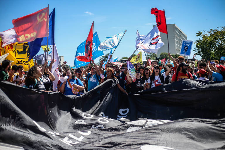 foto de manifestação, com bandeira coloridas