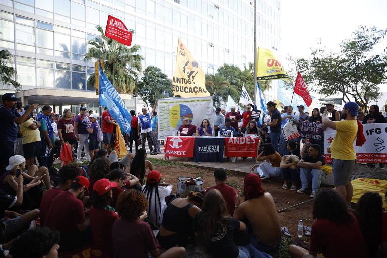 Servidores federais da educação e estudantes protestam em frente à sede do MEC, em Brasília