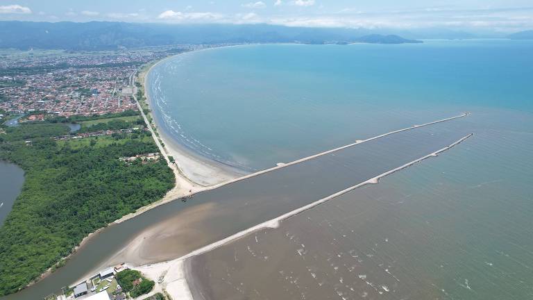 Caraguatatuba, no litoral norte de SP, alarga praia com ajuda de rio vizinho