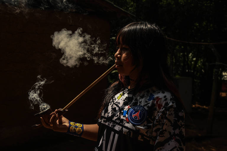 Na terra indígena guarani no Pico de Jaraguá, Tekoa Yvy Porã, se fuma tabaco de rolo na Peryngua (cachimbo)