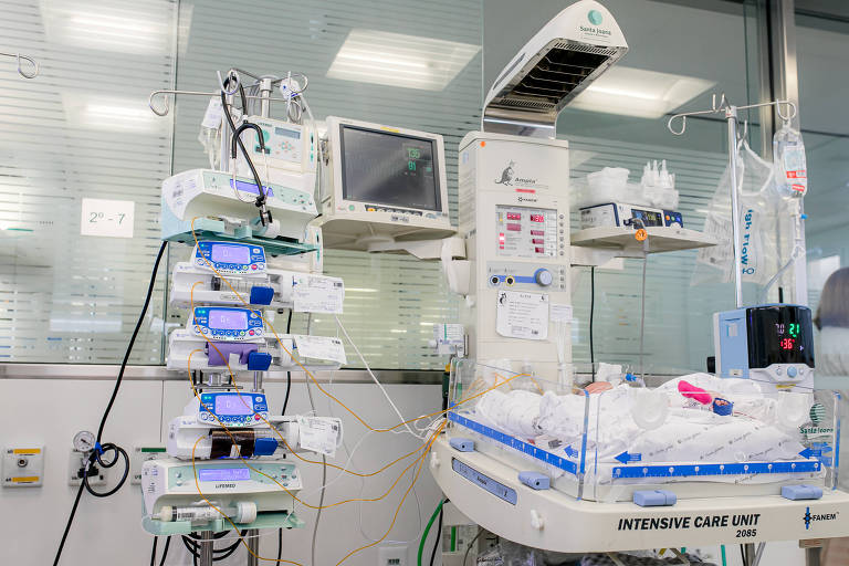 a foto mostra uma encubadora de UTI neonatal