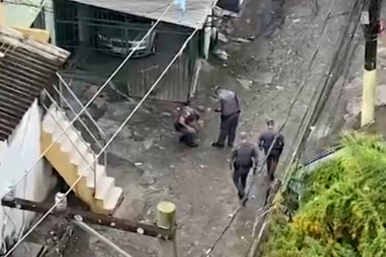 Policiais militares no local onde a criança de sete anos foi baleada em Paraisópolis na manhã de 17 de abril