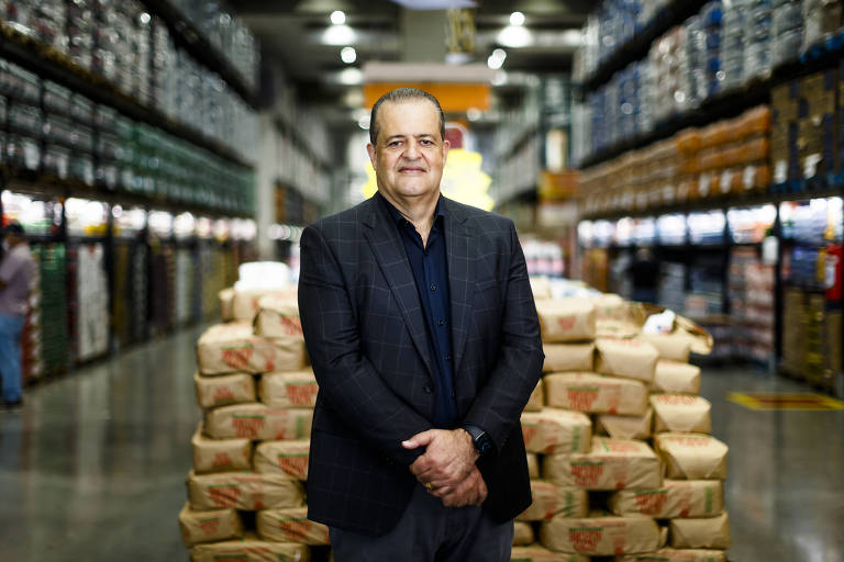 Belmiro Gomes, CEO do Assaí Atacadista, em uma das lojas da rede