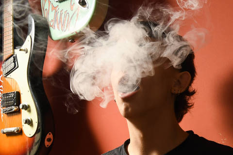 SÃO PAULO / SÃO PAULO / BRASIL -25 /04/23 - :00h - O jovem Marco Scandella, de 14 anos, conta como foi fumar vape pela primeira vez, como seguiu fazendo uso do cigarro eletrônico e como este uso o levou para o tabaco normal. Marco em seu quarto com a coleção de guitarras de seu padastro. ( Foto: Karime Xavier / Folhapress) . ***EXCLUSIVO***Folhateen