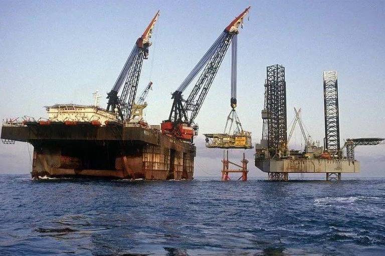 Fotografia de plataforma de extração de petróleo em alto mar