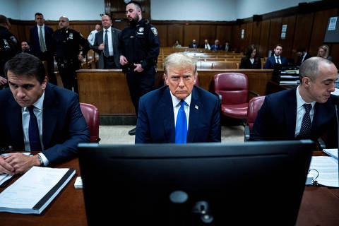 Former President Donald Trump arrives at Manhattan criminal court with his legal team as jury selection continues in New York, NY on Thursday, April 18, 2024. Trump faces 34 felony counts of falsifying business records as part of an alleged scheme to silence claims of extramarital sexual encounters during his 2016 presidential campaign.  Jabin Botsford/Pool via REUTERS     TPX IMAGES OF THE DAY ORG XMIT: GPD