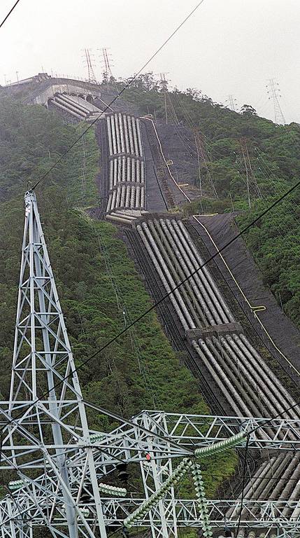 Tubulação da usina Henry Borden desce a Serra do Mar e chega a Cubatão
