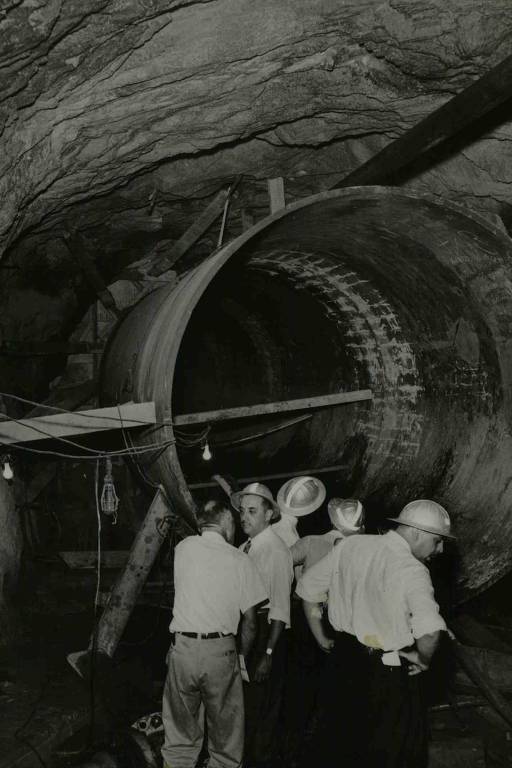 Vista do interior do túnel durante o serviço de revestimento de concreto no grande tubo de pressão, que levará as águas ao geradores da usina hidrelétrica de Cubatão