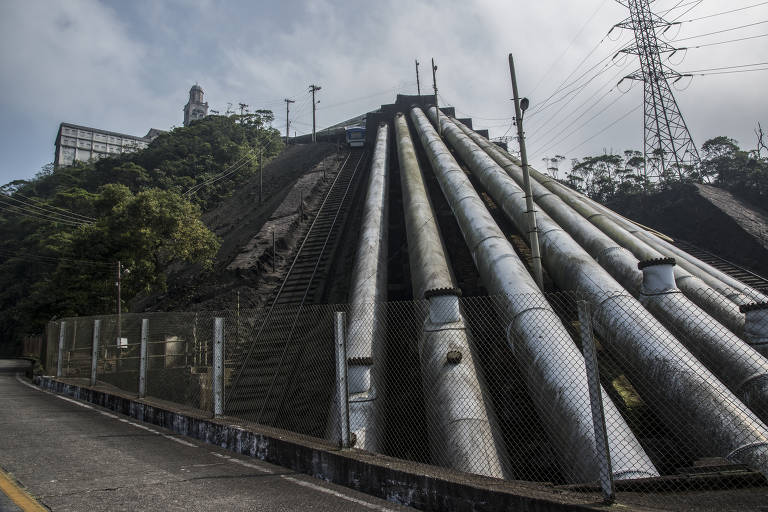 Condutores de água da Usina Hidrelétrica Henry Borden na Serra do Mar
