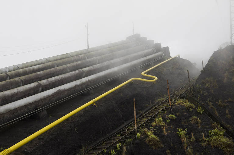 Detalhe da tubulacao do aquaduto e gasoduto da usina Henry Borden no alto da serra