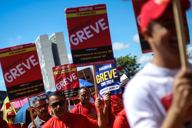 Servidores públicos federais em greve fazem marcha pelo reajuste, na Esplanada dos Ministérios