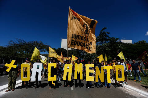 BRASÍLIA, DF,  17.04.2024 - Servidores públicos federais em greve fazem marcha pelo reajuste, na Esplanada dos Ministérios. (Foto: Gabriela Biló /Folhapress)