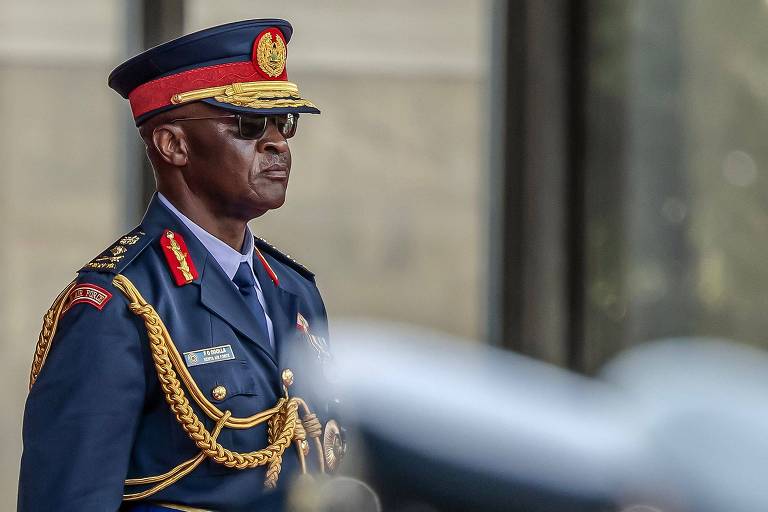 Chefe das Forças Armadas do Quênia, Francis Ogolla, durante inspeção de tropas em Nairóbi