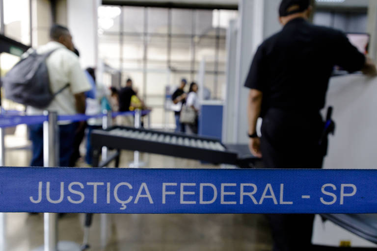 Faixa com os dizeres Justiça Federal SP no prédio do Juizado Especial Federal, em São Paulo