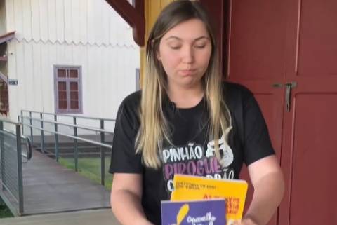 Prefeita de Canoinhas (SC), Juliana Maciel (PL), grava vídeo em que aparece jogando livros no lixo