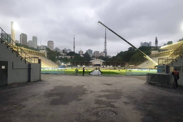  Visão do estádio do Pacaembu a partir do portão principal; os fãs do cantor Roberto Carlos usarão a passarela sobre o gramado para chegar ao local do show, no subsolo do edifício Multifuncional