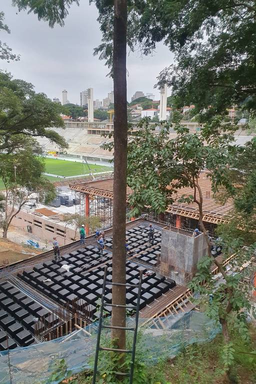 Operários trabalham na construção do edifício Multifuncional, dentro do estádio do Pacaembu; o show do cantor Roberto Carlos nesta sexta-feira (19) será realizado embaixo dessa estrutura, no Mercado Pago Hall