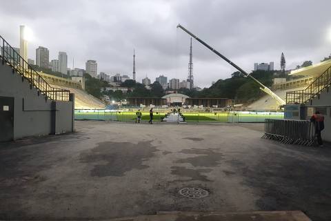  Visão do gramado do estádio do Pacaembu a partir do portão principal; os fãs do cantor Roberto Carlos usarão a passarela sobre o campo para chegar ao local do show, no Mercado Pago Hall, localizado no subsolo do edifício Multifuncional