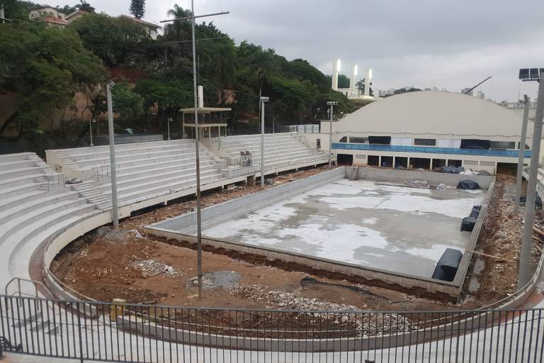 Ginásio sendo construído onde era o parque aquático do complexo do Pacaembu