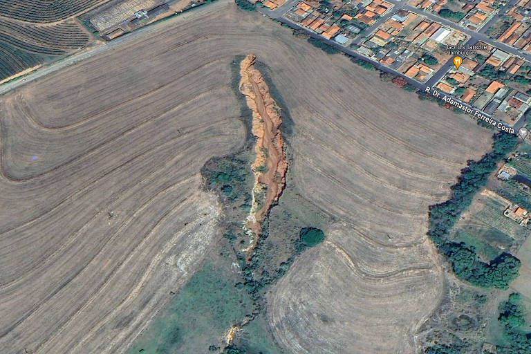 Imagens de satélite mostram cratera misteriosa avançar sobre cidade do interior de SP