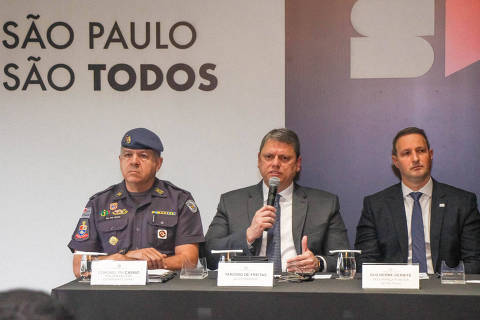 Tarcísio de Freitas e Guilherme Derrite durante entrevista à imprensa sobre a operação da PM em Guarujá