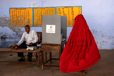 A woman clad in a burqa walks inside a polling station during the first phase of the general election in Kairana, in the northern Indian state of Uttar Pradesh, India, April 19, 2024. REUTERS/Anushree Fadnavis ORG XMIT: LIVE