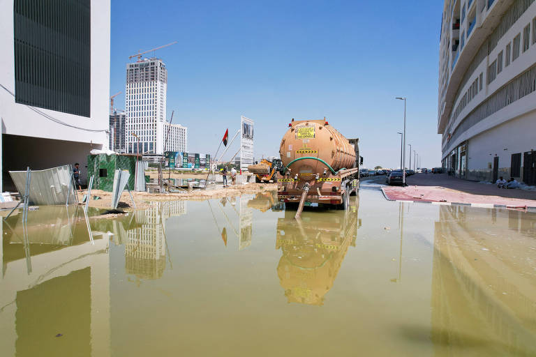 Dubai drena áreas alagadas após fortes chuvas; veja fotos de hoje