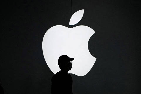 FILE PHOTO: People walk near an Apple logo outside its store in Shanghai, China September 8, 2023. REUTERS/Aly Song/File Photo ORG XMIT: FW1