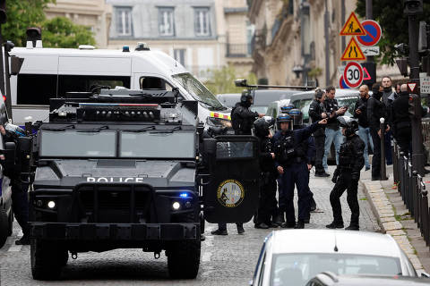 French police and members of French special police forces of Research and Intervention Brigade (BRI) secure the area near Iran consulate where a man is threatening to blow himself up, in Paris, France, April 19, 2024. REUTERS/Benoit Tessier ORG XMIT: PAR06